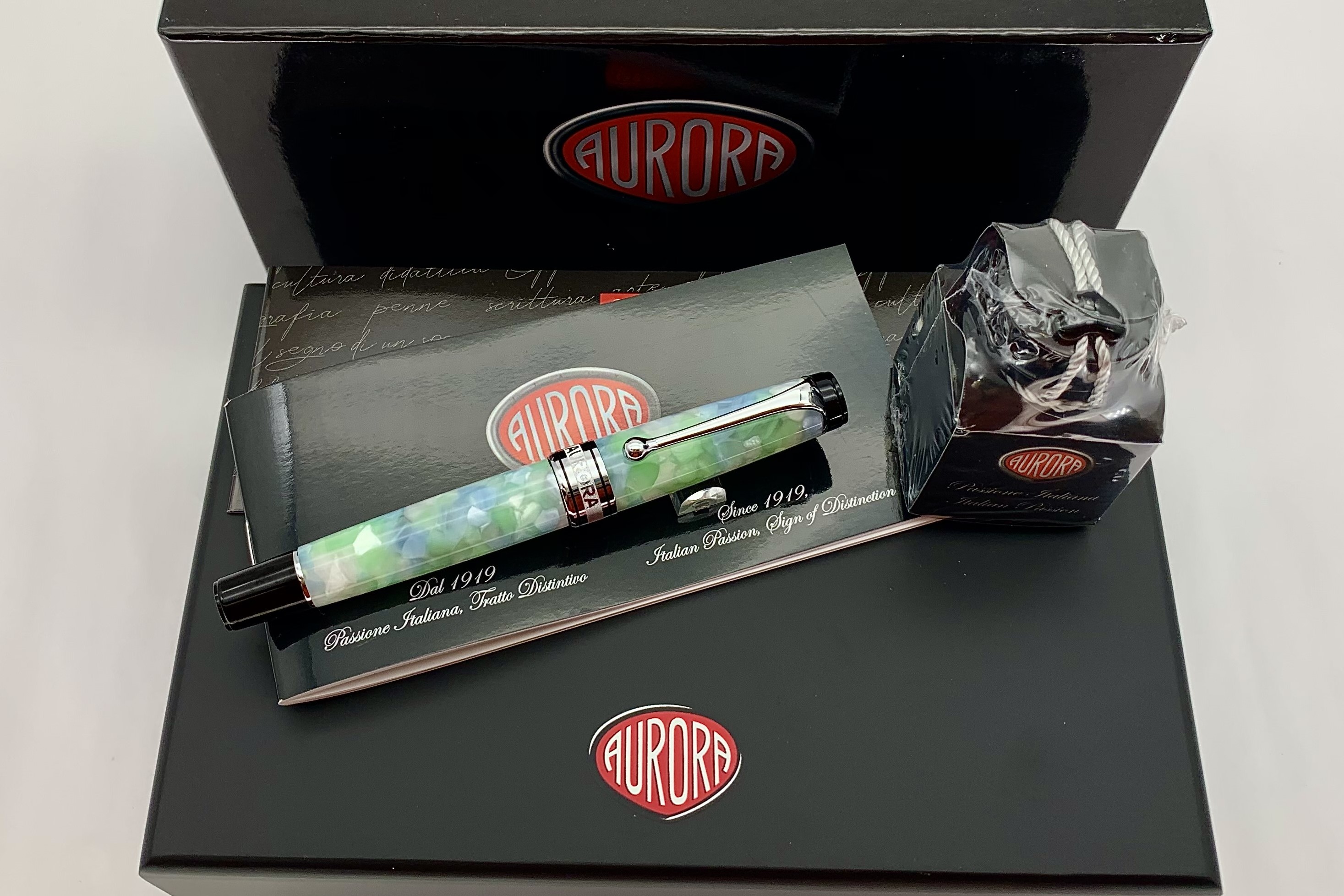 AuroraLimitedEditionOptimaCaleidoscopioLuceVerdeFountainPen_F